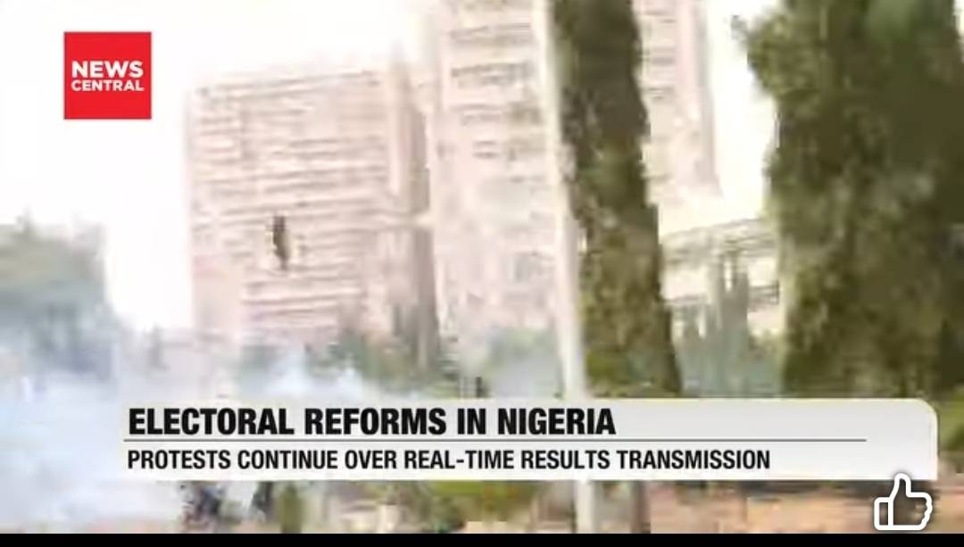 NG Police rain teargas on people at #OccupyNASS protesters about the electoral reform.
Protesters a...