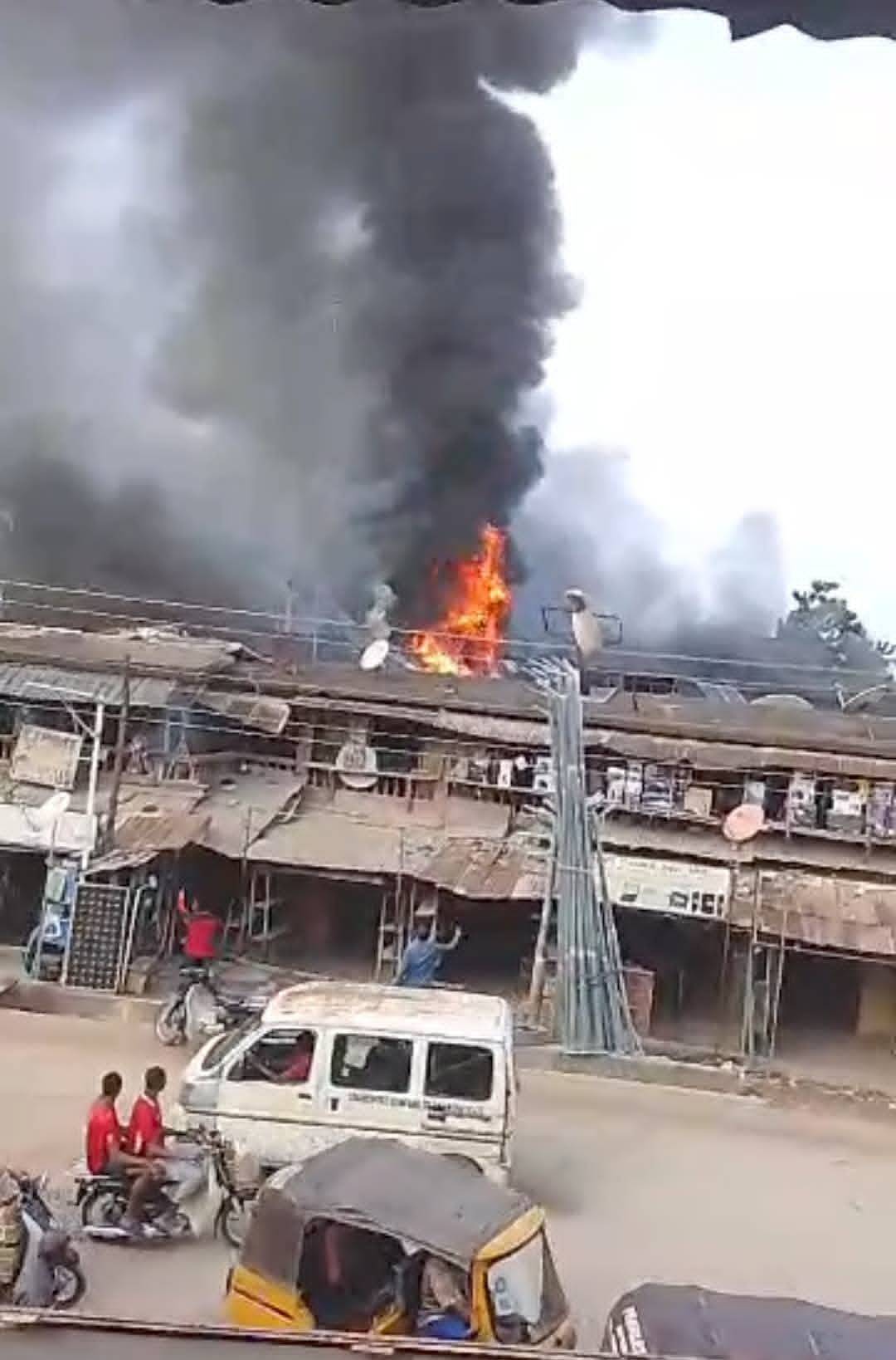 Serious Fire outbreak at Electrical market line.
Uruagu Nnewi, Anambra State.
#Nigeria
#Anambra