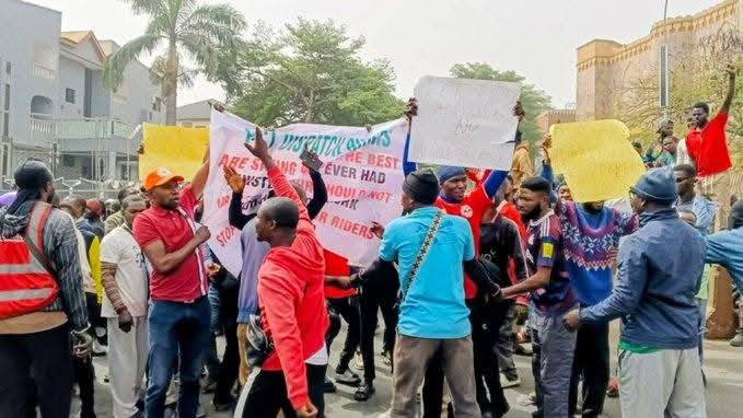 Just in: Abuja dispatch riders denounce the new N25,000 fee and protest alleged multiple taxation.
#...