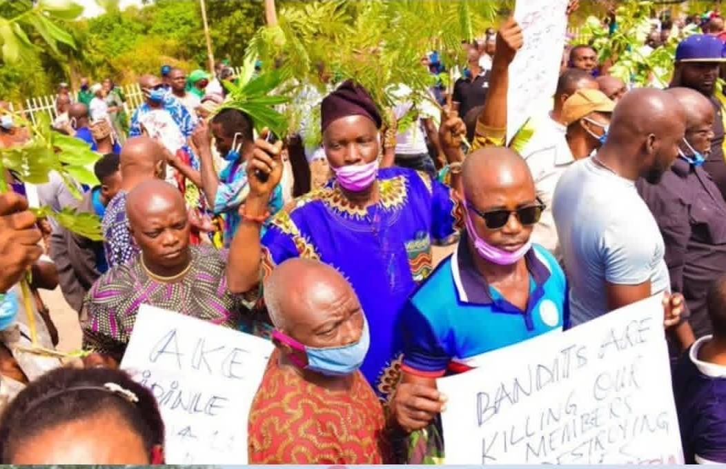 Breaking: After a couple was recently abducted by a band, intense protests broke out in the Eleyewo...