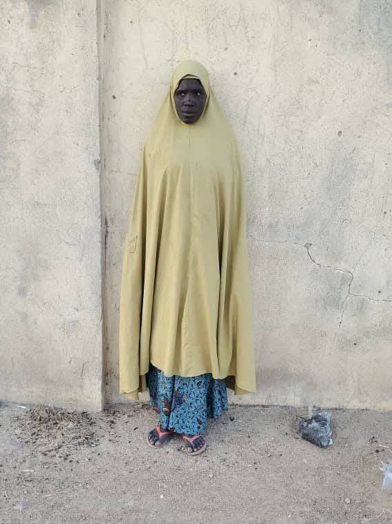 An Iswap T3rrorist woman's family member surrenders to the troops in Borno
#LekeeLekee
#Nigeria