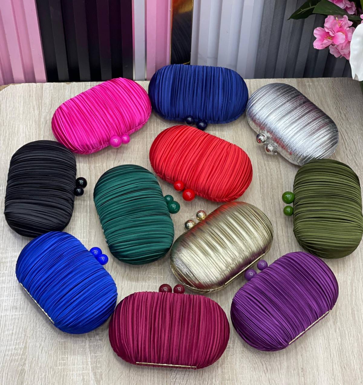 *Classy clutch purse 👛 
Available in store 🛍️🛒