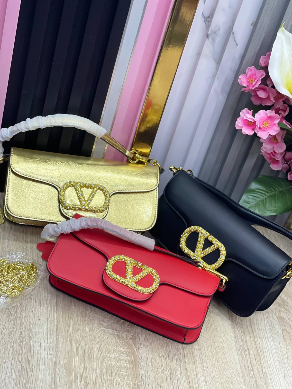 *Valentino classy bag 🛍️🛒
Available in store