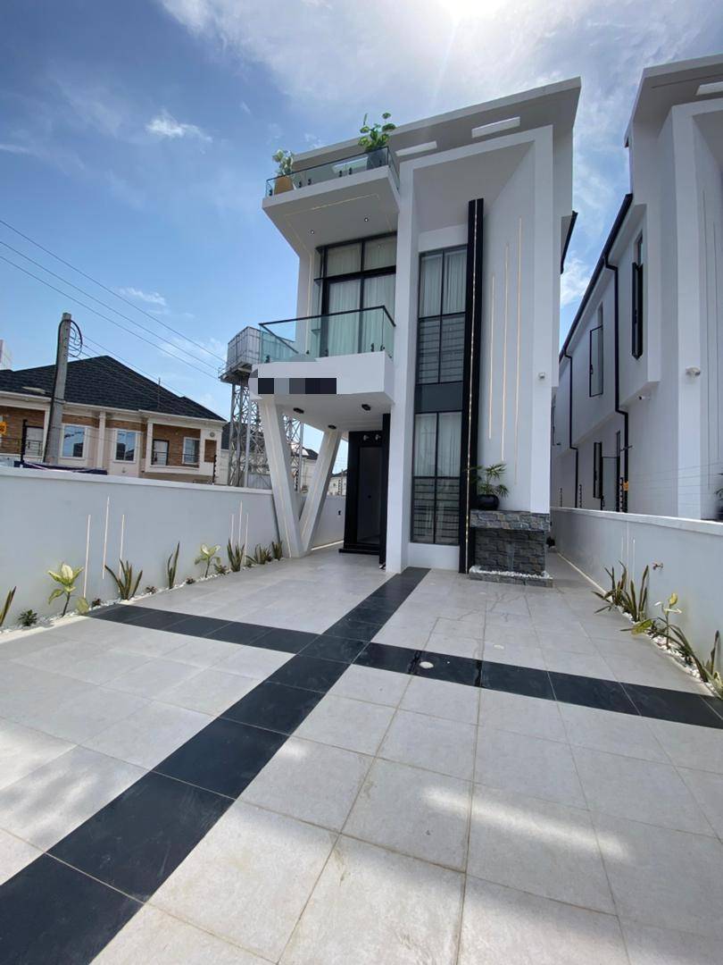 FOR SALE: A OPULENT 5 BEDROOM FULLY DETACHED •
📍IKOTA, LAGOS STATE.
💰Price: ₦430,000,000.
Fe...