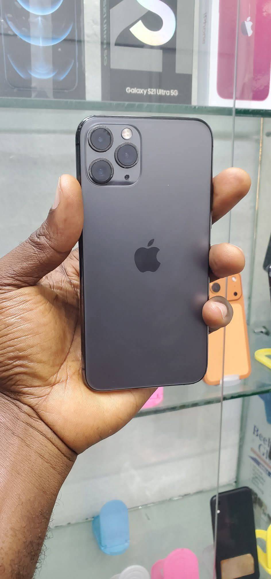 IPhone 11 pro who need let do small giveaway