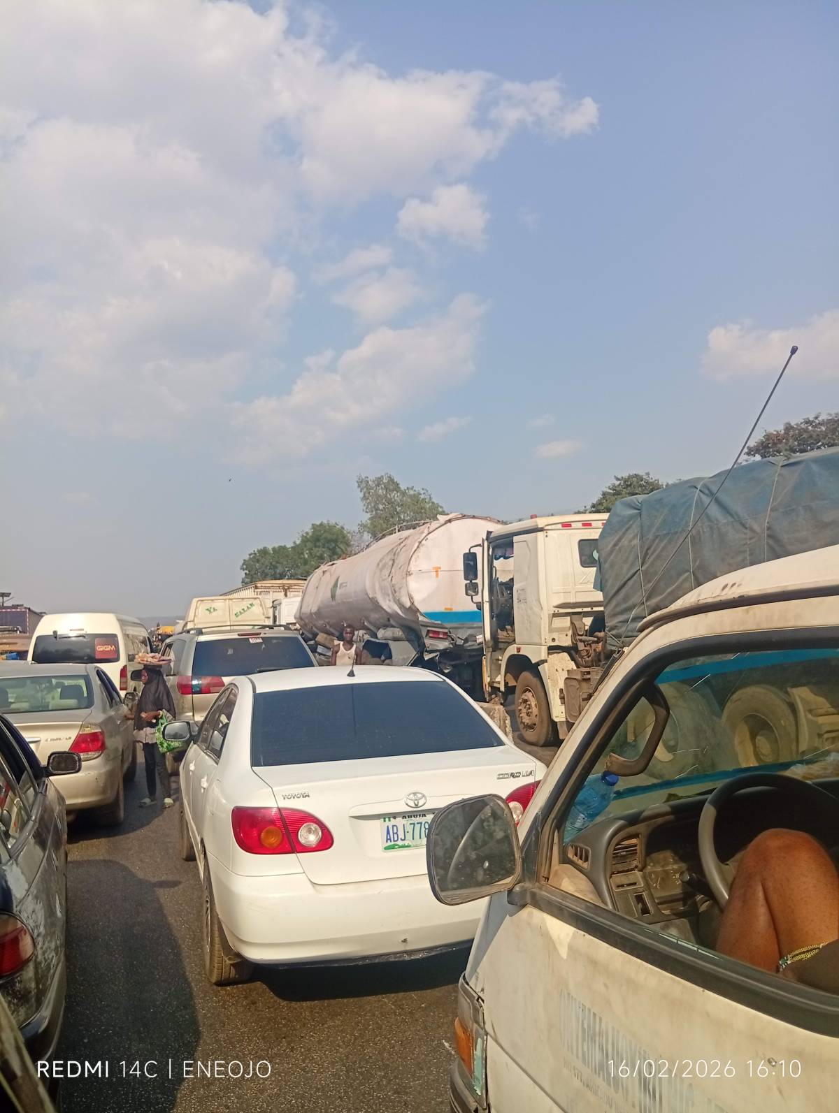 This was yesterday at Muritarla bridge before Lokoja, people were stranded, hopefully the story isn'...