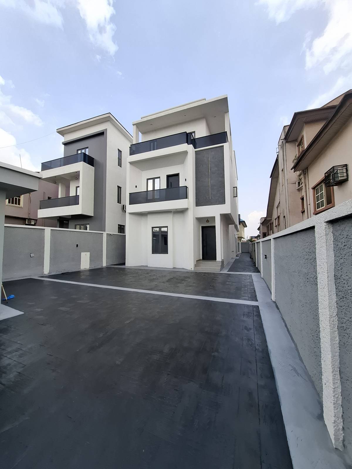 5bedroom Detached Duplex for sale in Magodo Phase 2. Call 07042513106.