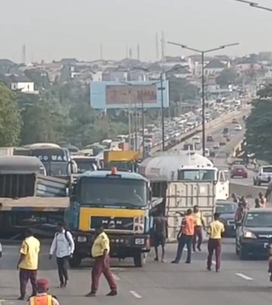 Truck with Two Containers Overturns at Otedola Bridge
Two 20-foot containers fell onto the roadway...