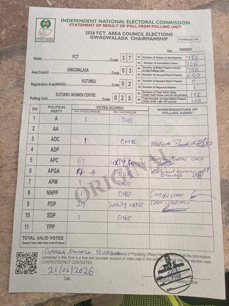 This is how APC wins Elections in Nigeria π³π¬ look at the 67 , changed from just 6 to 67 in words
Th...