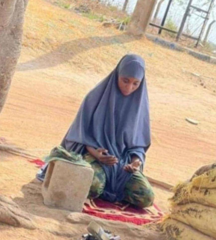 ๐ณ๐ฌ๐คฒ In the midst of duty, she pauses for prayer. A Muslim female soldier bows to Allah right at her...