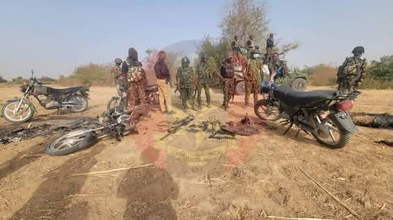 ๐ณ๐ฌ GOC 8 Division, Maj Gen Bemgha Koughna, en route to frontline troops in Kebbi, foiled a deadly La...