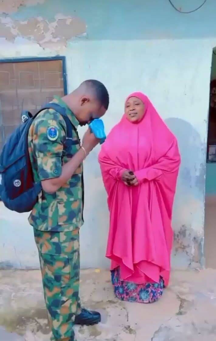🇳🇬🇳🇬 If your mother is still alive, hold her tight. If she’s gone, hold her memories tighter. A moth...