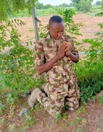 ๐ณ๐ฌ Kneeling on enemy soil, weapon by his side, a soldier bows to the Almighty. Not in weakness but i...