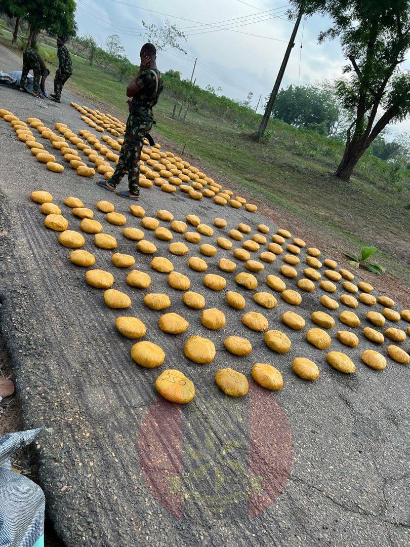 🇳🇬Troops of 35 Artillery Brigade, acting on a tip-off, intercepted 296 large wraps of cannabis sativ...