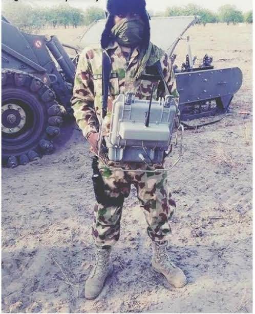 🇳🇬 Troops of Operation FANSAN YANMA, through their EOD unit, safely neutralized an IED planted betwe...