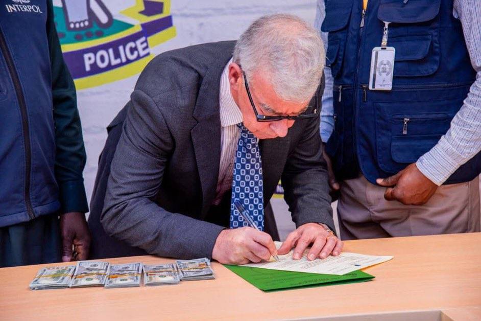 Nigeria Police returns $23,000 to victim of international romance scam
The Nigeria Police Force, th...