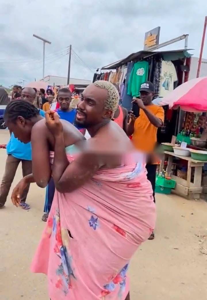 Moment a married vvoman and another man got stvck during mekwe has gone viral.
A viral video circul...