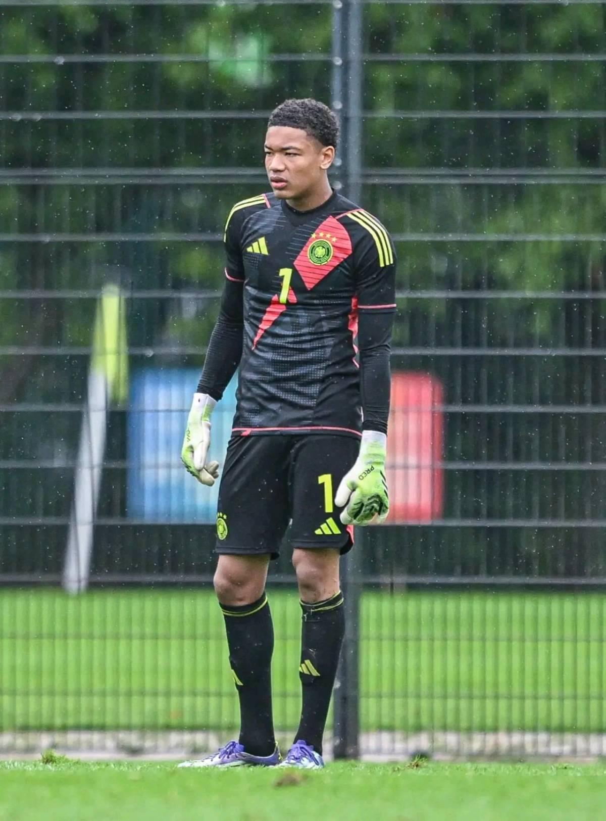 This boy's grandmother is working overtime ๐๐๐๐
First Choice goalkeeper for FC Bayern