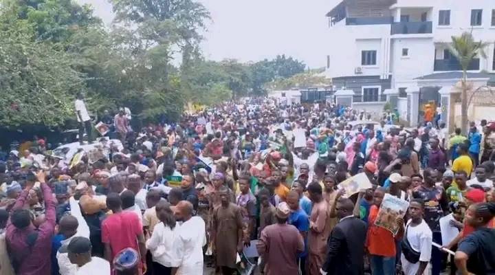 What Happened Earlier Today at Jonathan's Abuja Residence
"We are begging Goodluck Jonathan to cont...