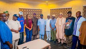 Okpebholo Leads APC Delegation on Condolence Visit to Deputy Governor Idahosa
source- https://nige...