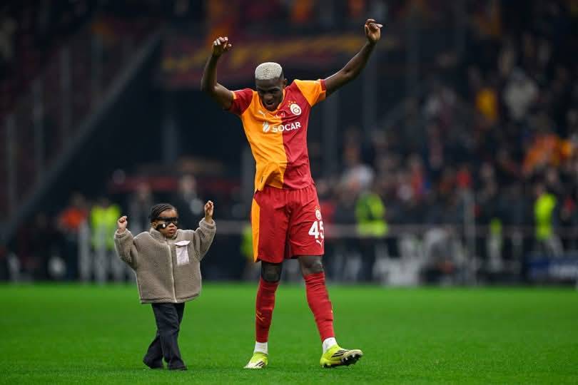 Galatasaray's Nigerian forward #45 Victor Osimhen (R) and his daughter wearing his face protection m...