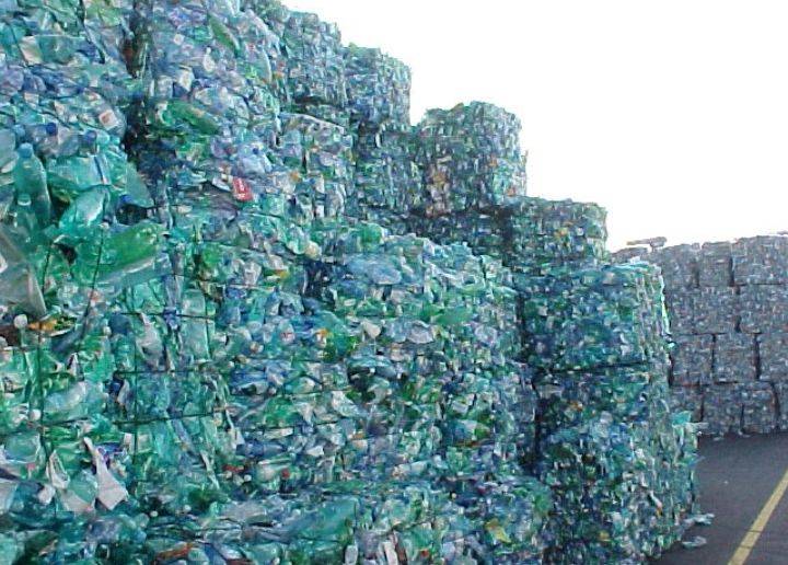 Every day we drink water and soft drinks from PET bottles and throw them away.
But in the recycling...