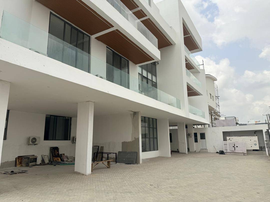 ๐ฅ HOT DEAL | ONIRU (VI Extension), LAGOS
Luxury 1-Bedroom Apartment โ โฆ230M | Ready to Move In | G...