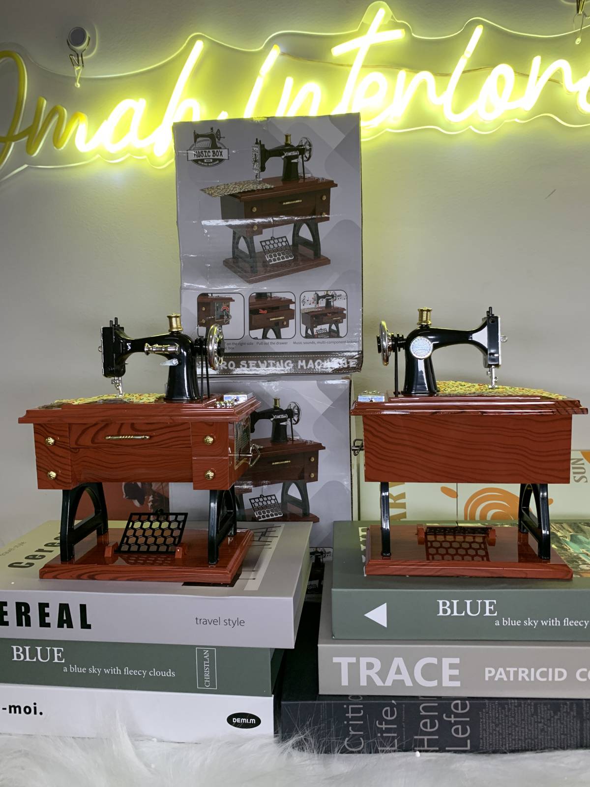 Sowing machine ornament available for pickup and delivery nationwide.

Price: 35k