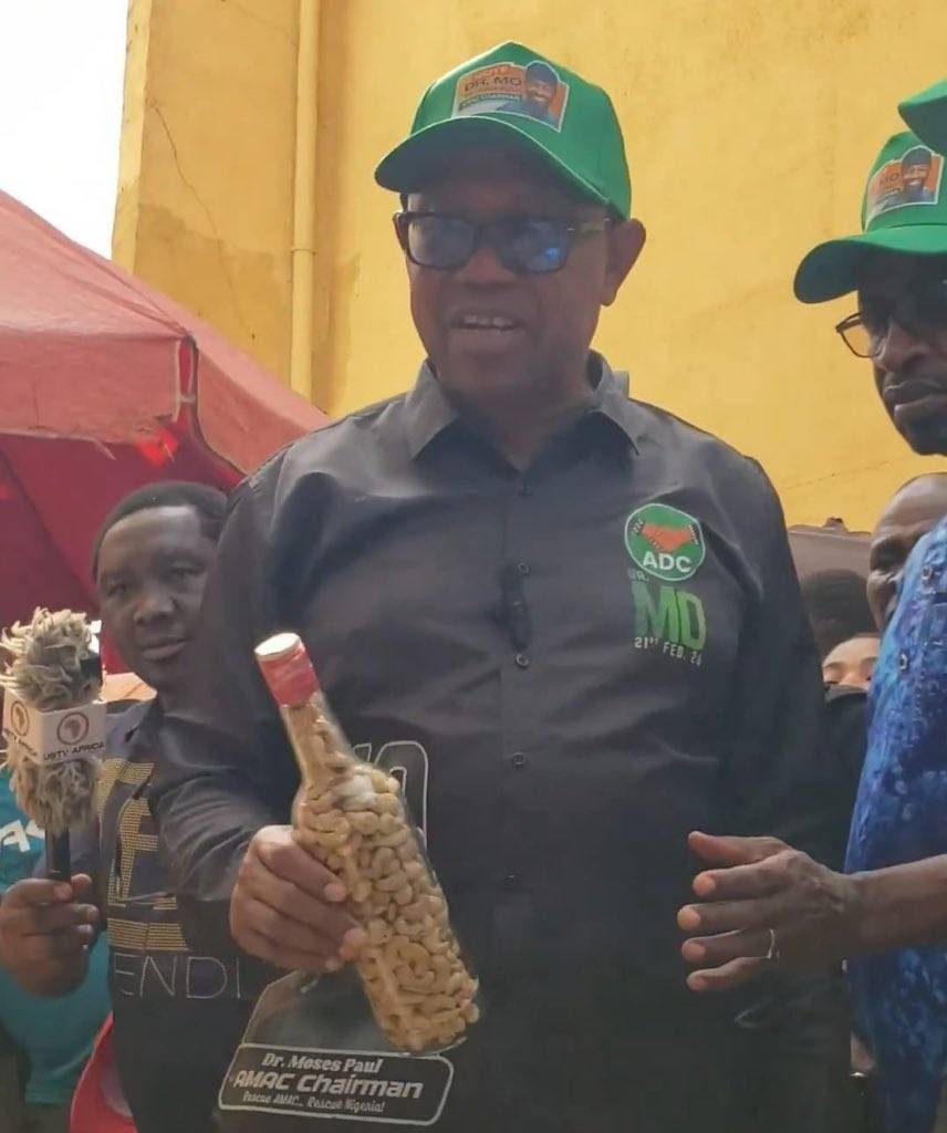 Peter Obi buy from the poor still dey ask for discount, see who won rescue the poor 🤦♂️