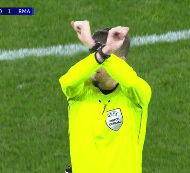 So this cross is actually the FIFA signal for no to Racism, omo as the ref do am yesterday i been th...