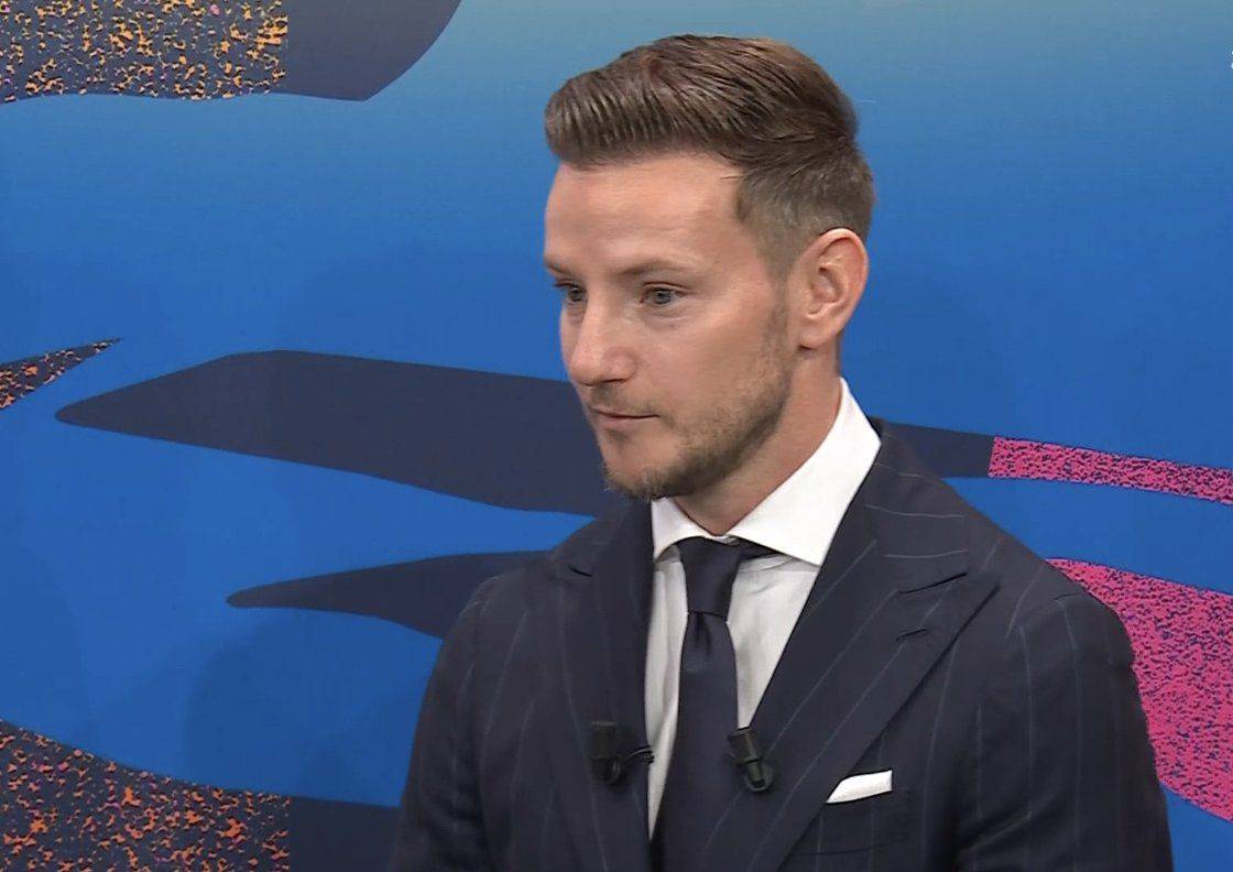 ๐ธ - Ivan Rakitic has joined the stage, he will do the draw!
Guy you be our own o๐