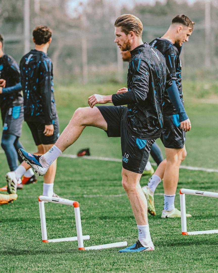 ๐จ ๐๐จ๐ฆ๐ง ๐๐ก: Kevin de Bruyne is back out on the pitch! ๐