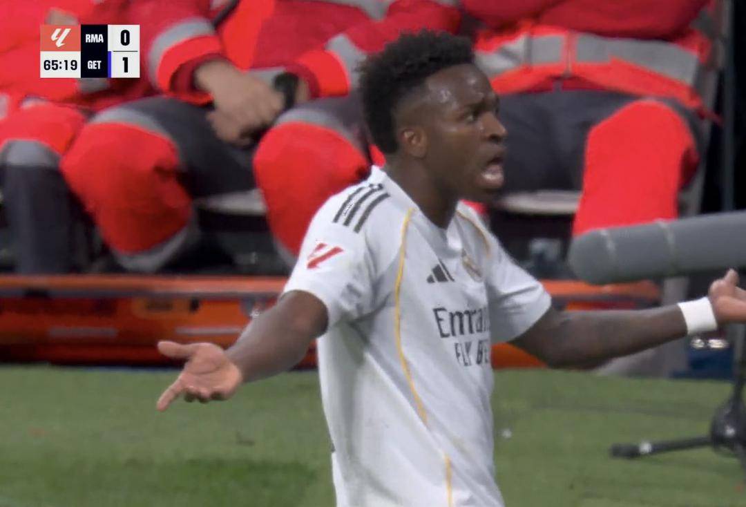 📸 - VINICIUS IS TELLING THE BERNABEU TO START MAKING SOME NOISE🤣