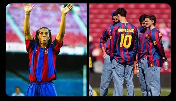 ๐๐ง๐ท Barcelona players, wearing a Ronaldinho shirt paying tribute to the Brazilian as yesterday was...