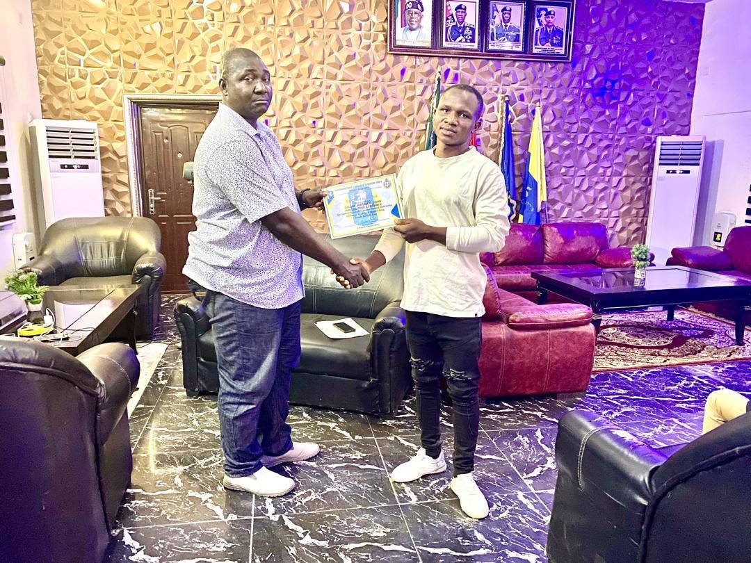 NEVER GIVE UP ON YOUR SELF
SOME ARE LIVING THEIR DREAMS
WHILE YOU ARE BUILDING YOURS
STAY FOCUS ๐ช...