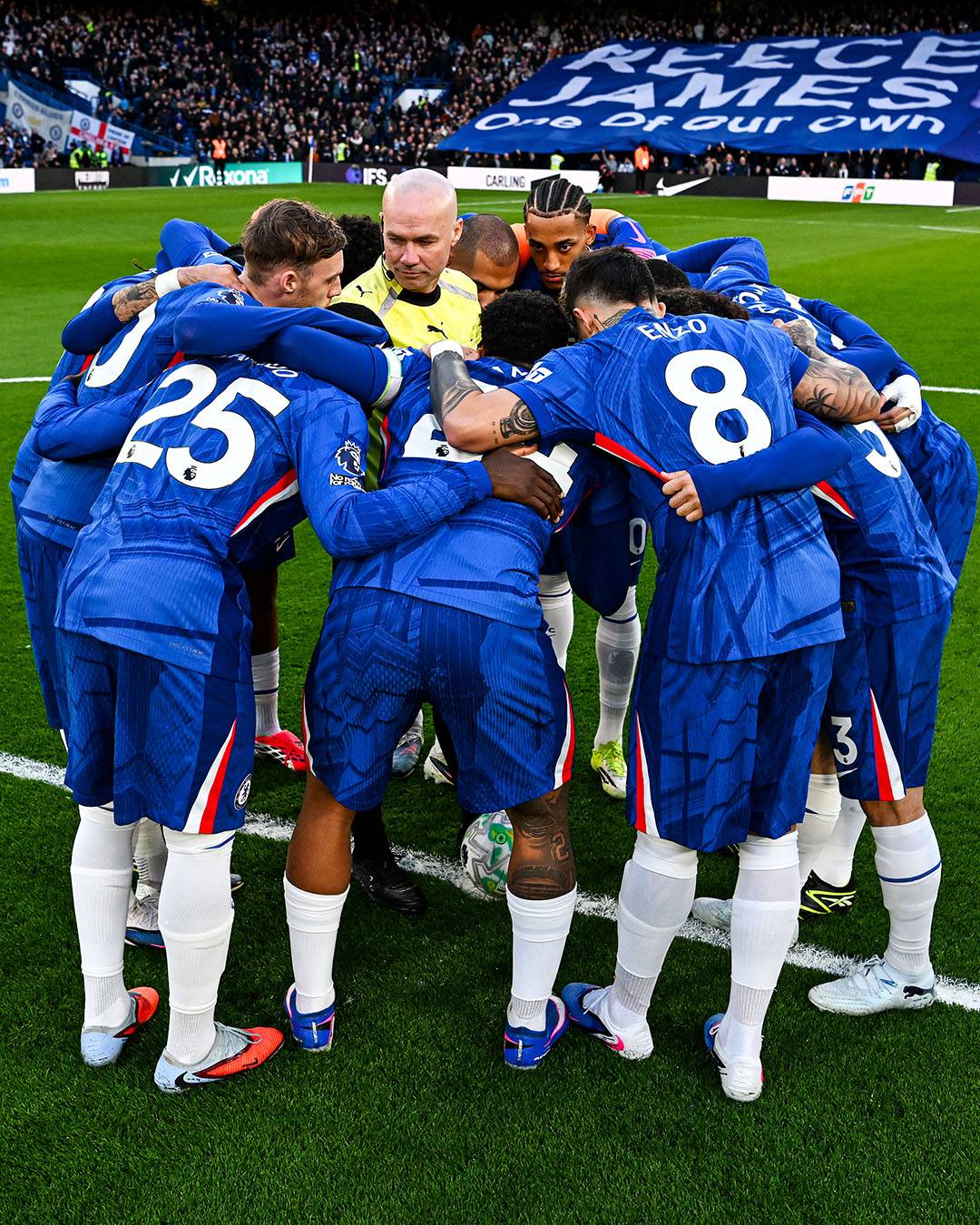๐ต#Chelsea's new pre-match huddle has gone viral after Referee Paul Tierney got stuck in the middle...