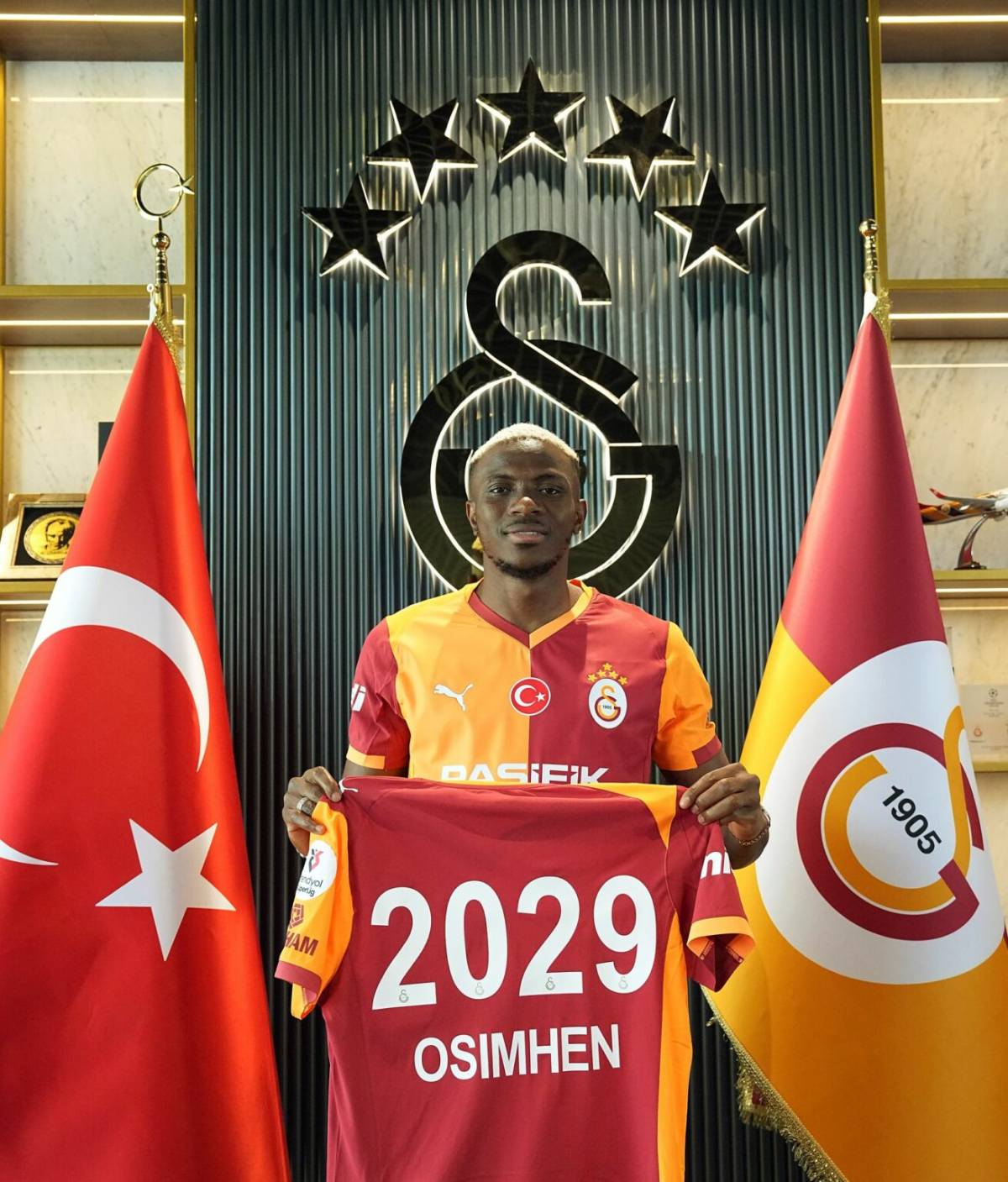 ๐ณ๐ฌ Nigerian superstar Victor Osimhen broke a new record after extending his remarkable streak for #G...