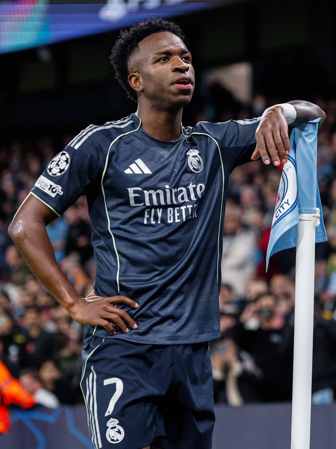 Half-time: #ManCity 1 - 1 #RealMadrid.
Goals of Madrid's Vinícius Júnior and Manchester City's Erl...