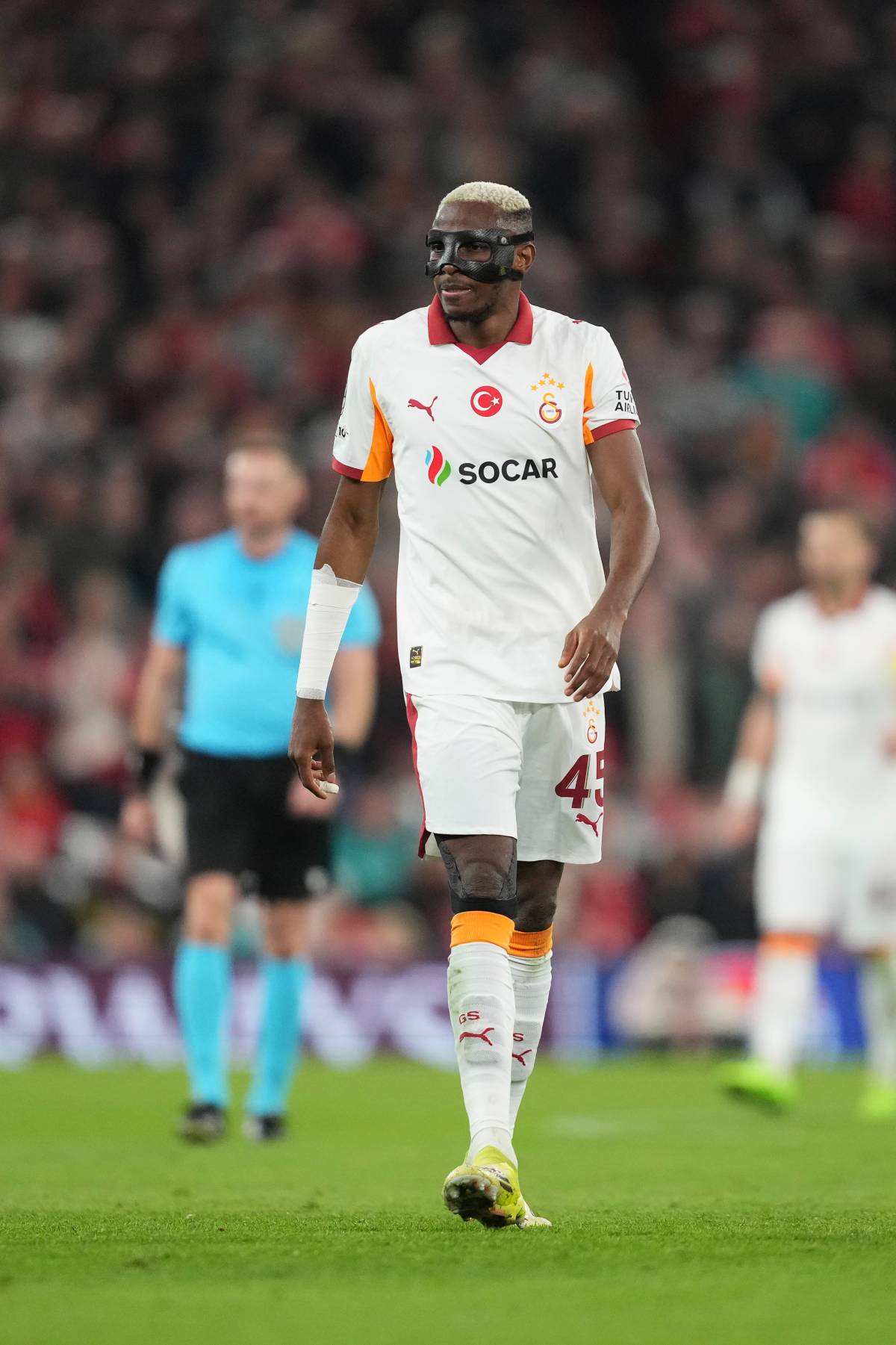 #Galatasaray manager Okan Buruk spoke about #VictorOsimhen's injury.
"Osimhen is in pain. It happen...