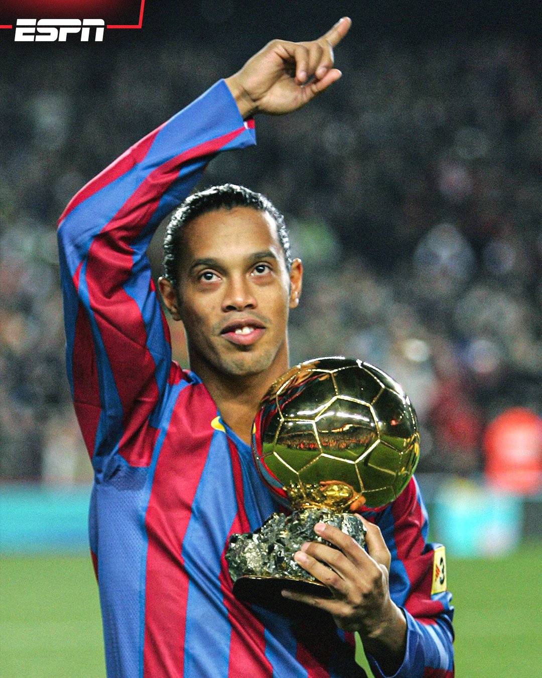 #Barcelona players paid a special tribute to their legendary star Ronaldinho ⚽🔥
The current #LaLi...