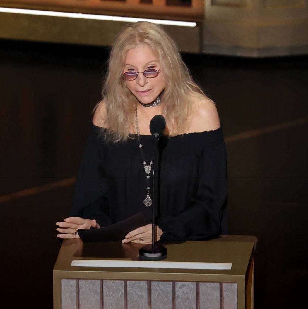 π Music legends #BarbraStreisand and #LionelRichie took the stage at the #Oscars2026.
Barbra Stre...