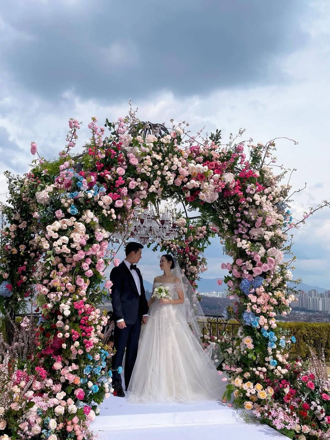 Actress Son Ye-jin shared throwback photos from her wedding day to Hyun Bin, marking four years sinc...