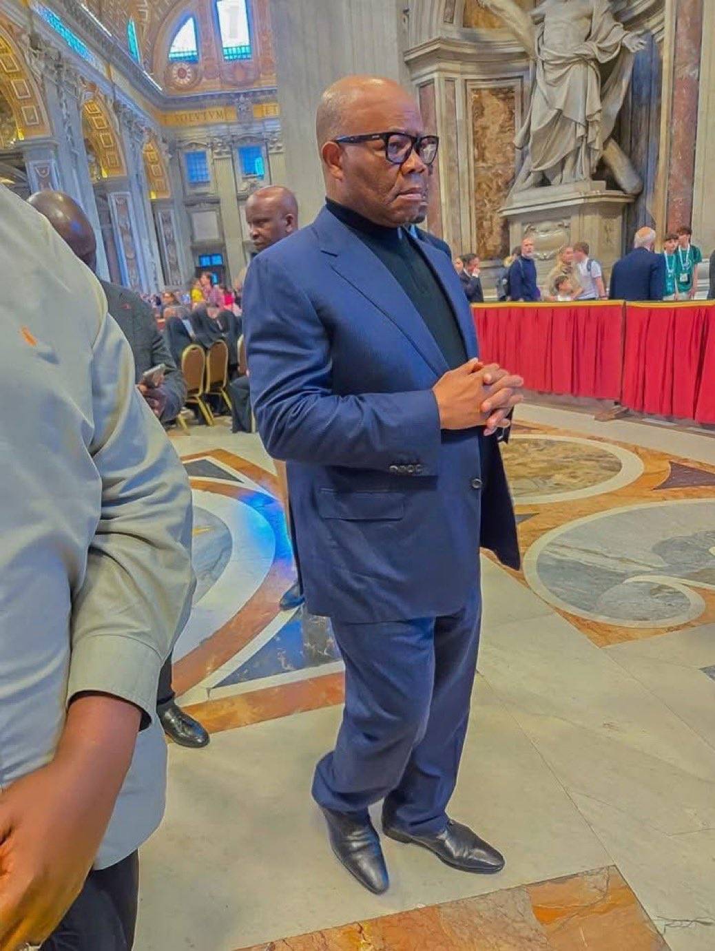 When you see @Senator_Akpabio what comes to mind? #LekeeLekee #NaijaPride #osazuwaigbins