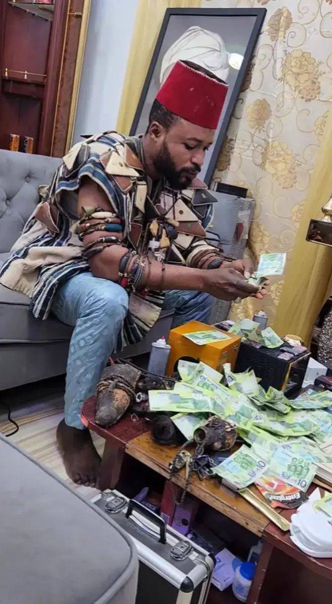 Incase you all don't know me, I'm the great spiritual man Mallam Zaaki, I make instant money
I make...