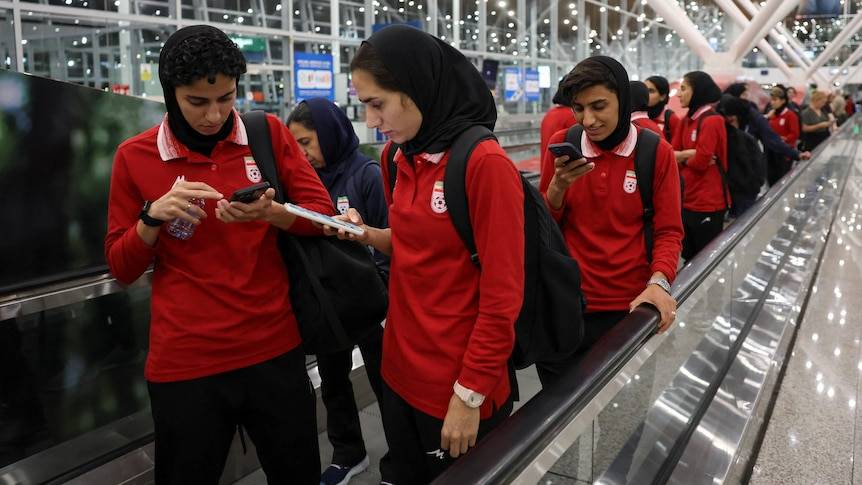 Member of Iranian football team granted asylum requests return to Iran! ๐ณ
One of the seven members...