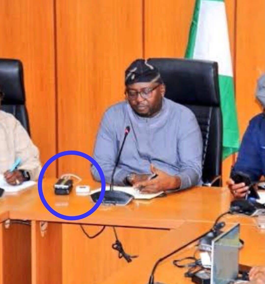 Minister of power dey use power bank 😂🇳🇬