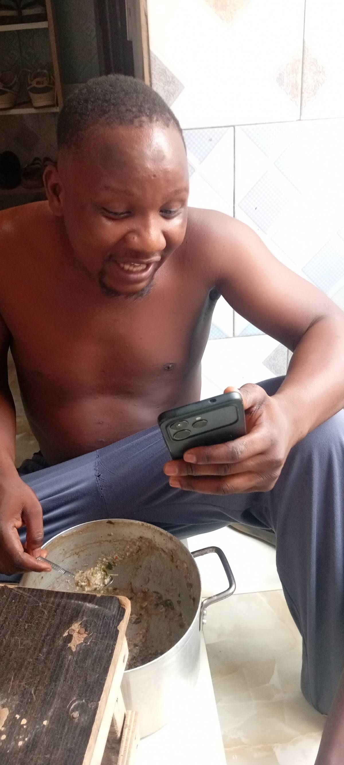 Make una come carry celebrity DJ jazzy o, today wey be your birthday, I catch you dey snuggle food f...