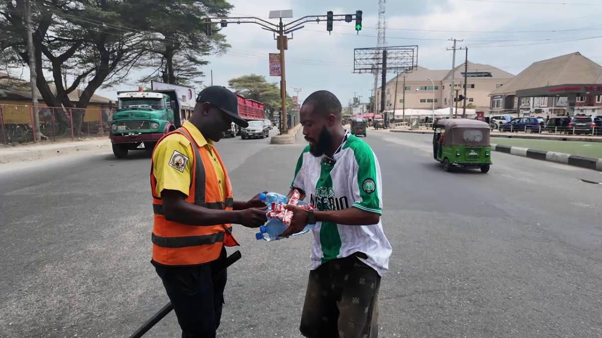 We went out to the street of Aba to appreciate the traffic wards, its not easy working in the Sun....