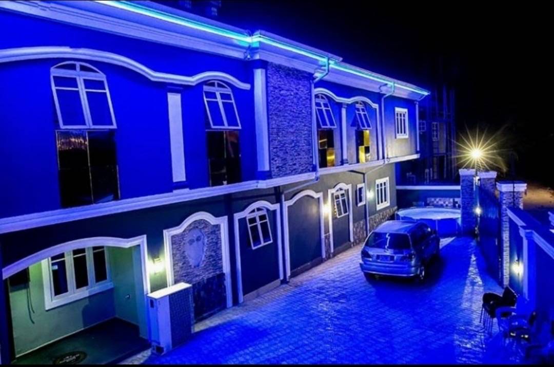 11 Rooms, all en-suite.

2 Offices.

Kitchen.

Lounge, upstairs. 

Bar with two sitting sections....