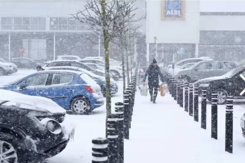 The Met Office said: "A period of snow could bring some disruption to parts of Wales and central Eng...